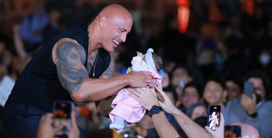 Dwayne Johnson teljesen elérzékenyült, amikor a kezébe adtak egy kisbabát