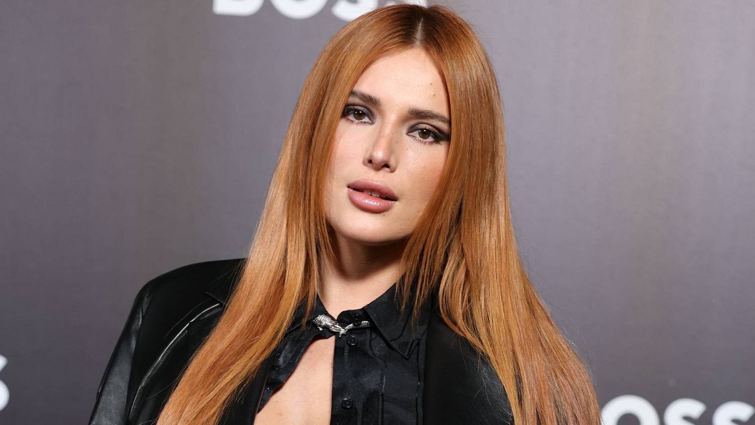 Bella Thorne tetőtől talpig sárosan, falatnyi bikinifelsőben lejtett táncot