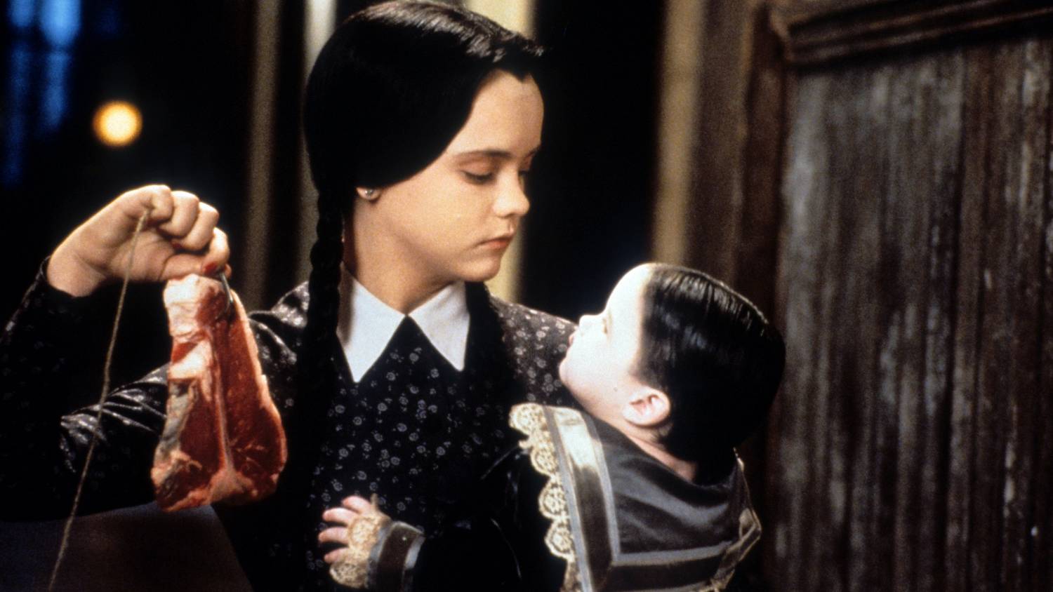 Vadítóan szexi nő lett az Addams Family hátborzongató kislánya