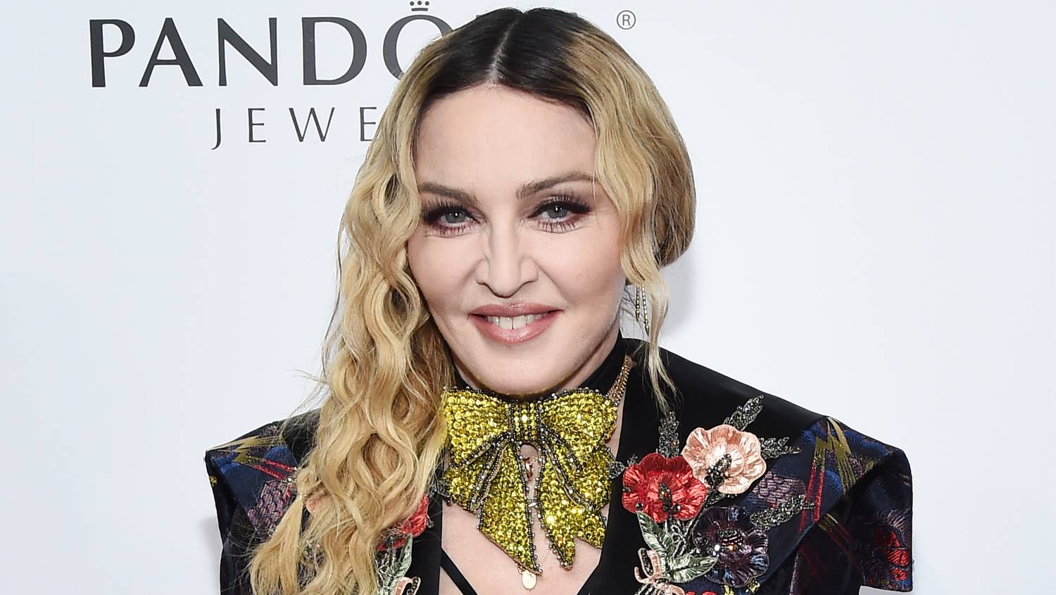 Madonna félmeztelen fotót posztolt magáról