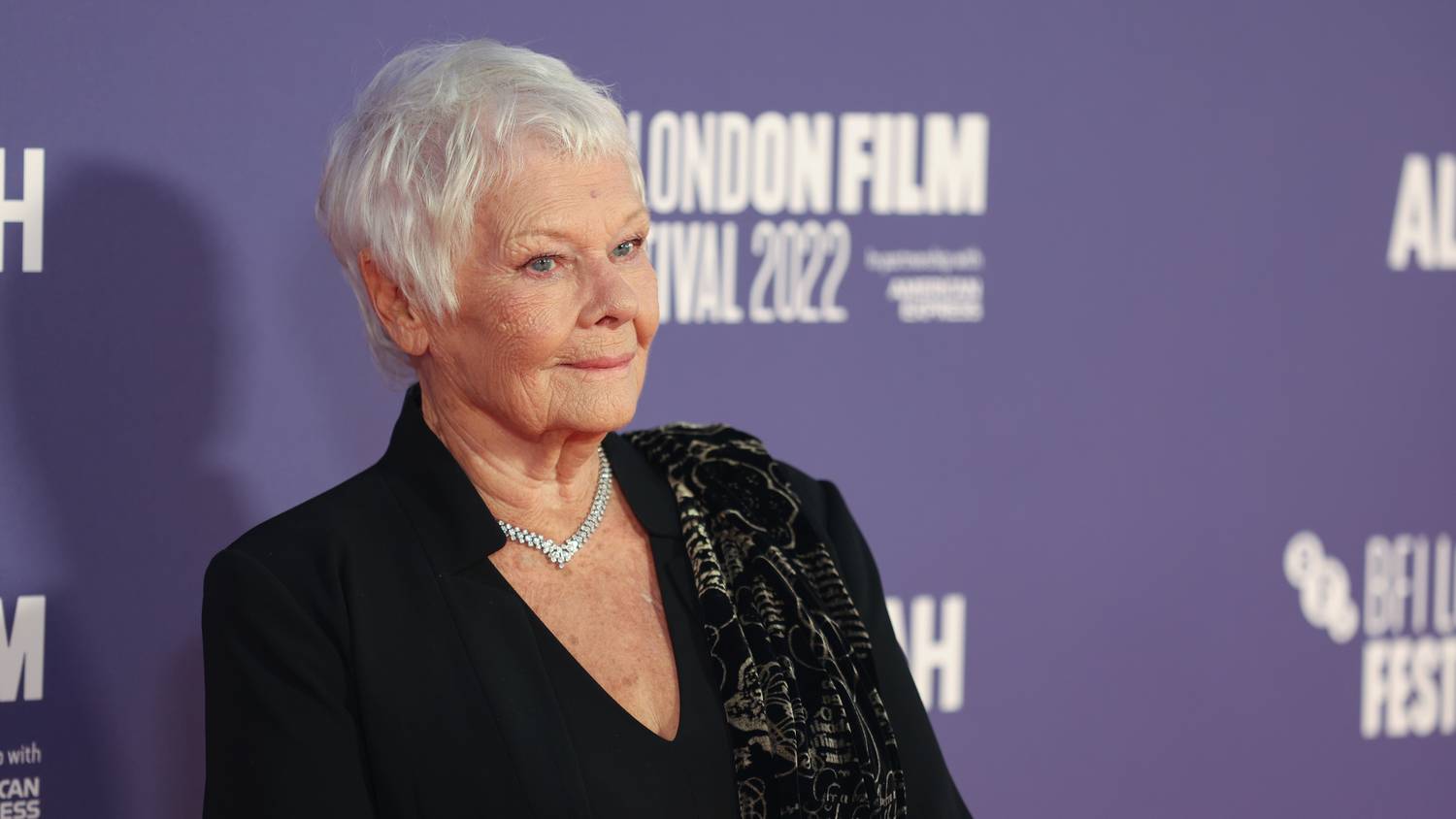 Judi Dench sem írni, sem olvasni nem tud, de esze ágában sincs visszavonulni