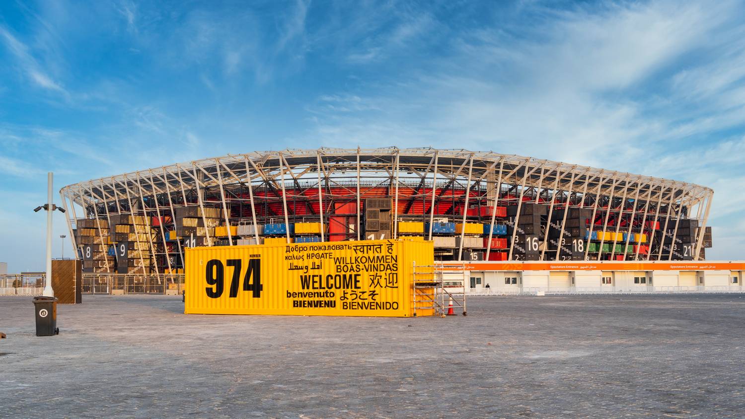 Konténerekből épült stadionban mérkőzik ma meg egymással a mexikói és lengyel válogatott