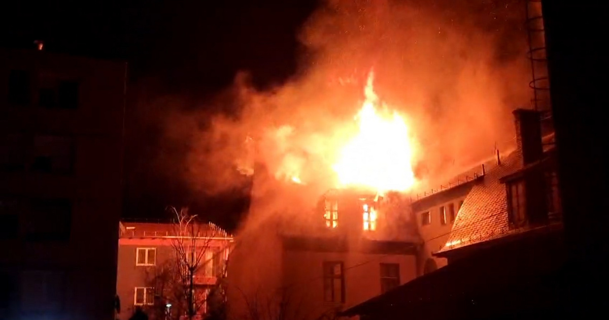 Ég egy iskola Pest megyében, a tűzoltók nagy erőkkel oltják a lángokat