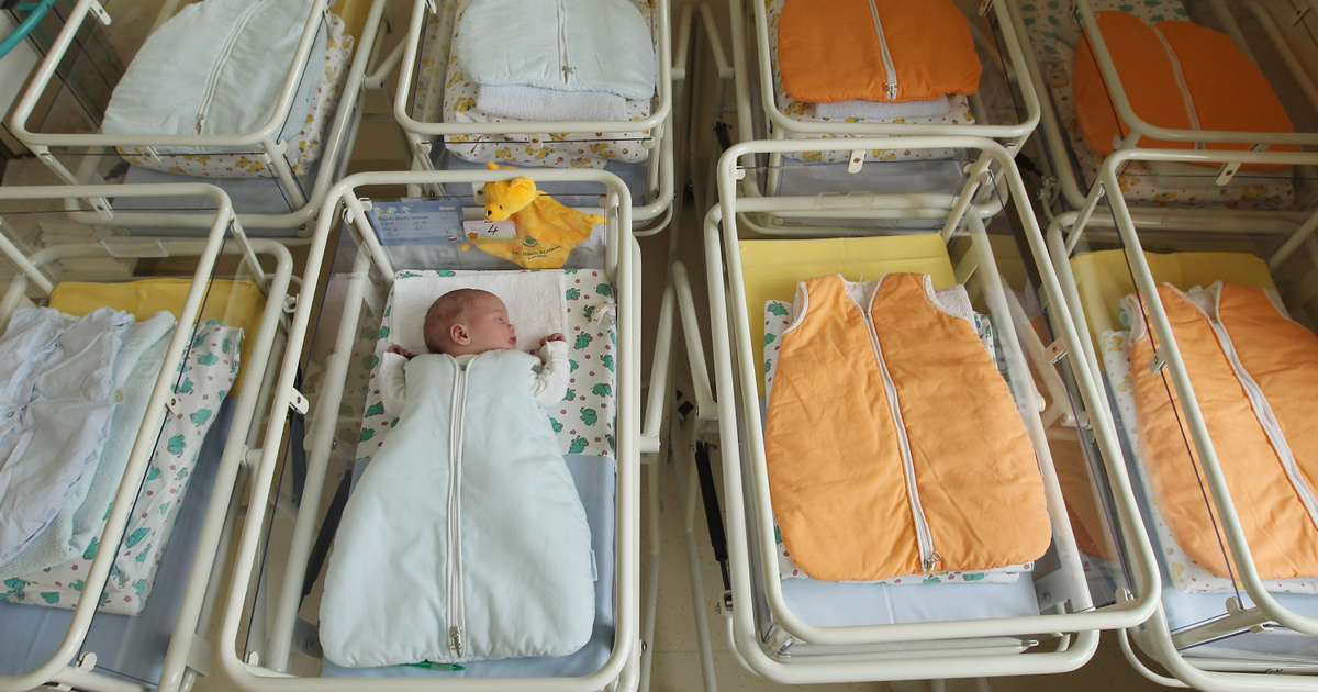 Több mint tíz százalékkal kevesebb gyermek született, mint egy éve