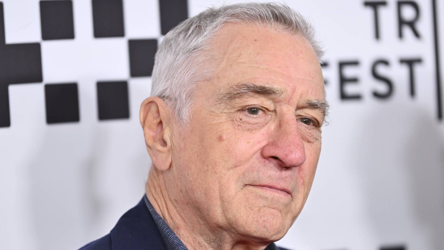 Robert De Niro megpróbált elbújni a lesifotósok elől, de nem sikerült neki