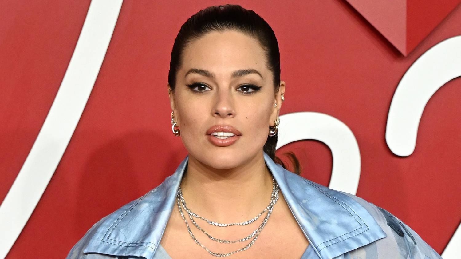 Ashley Graham nyomós okból mutogatja testét