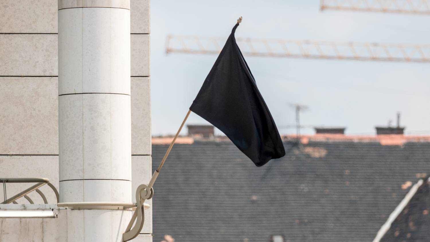 Megható gesztussal tisztelegnek elhunyt társuk emlékének a rendőrök