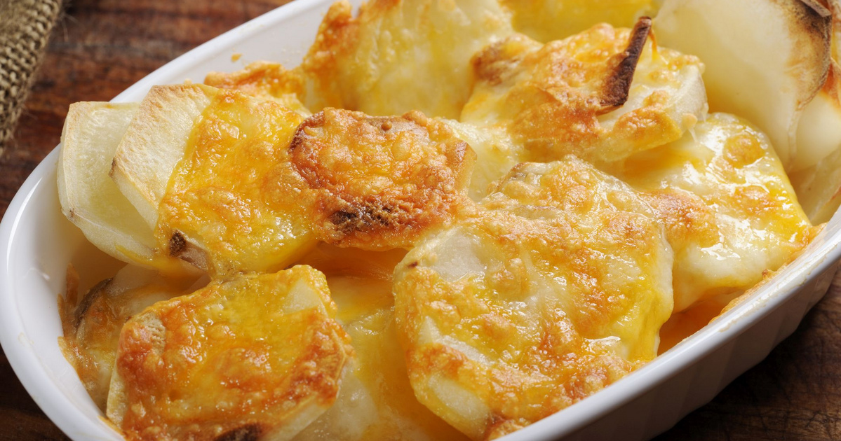 Tejszínnel és reszelt sajttal megrakott krémes tepsis krumpli: szerény, mégis fenséges fogás