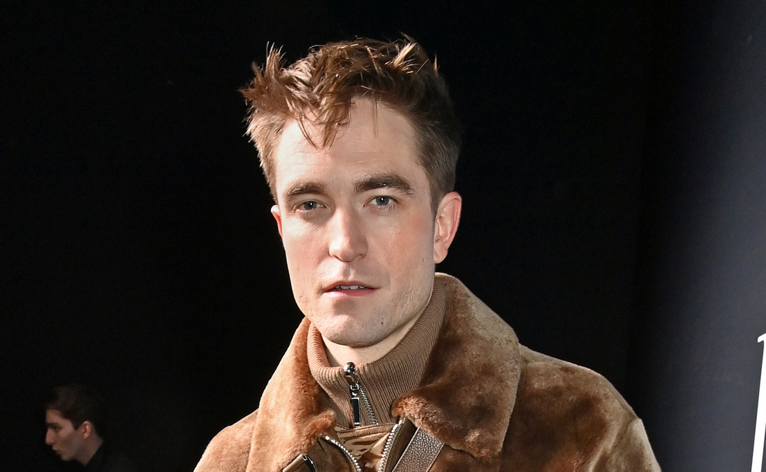 Robert Pattinson flitteres szoknyában parádézott a párizsi divathéten