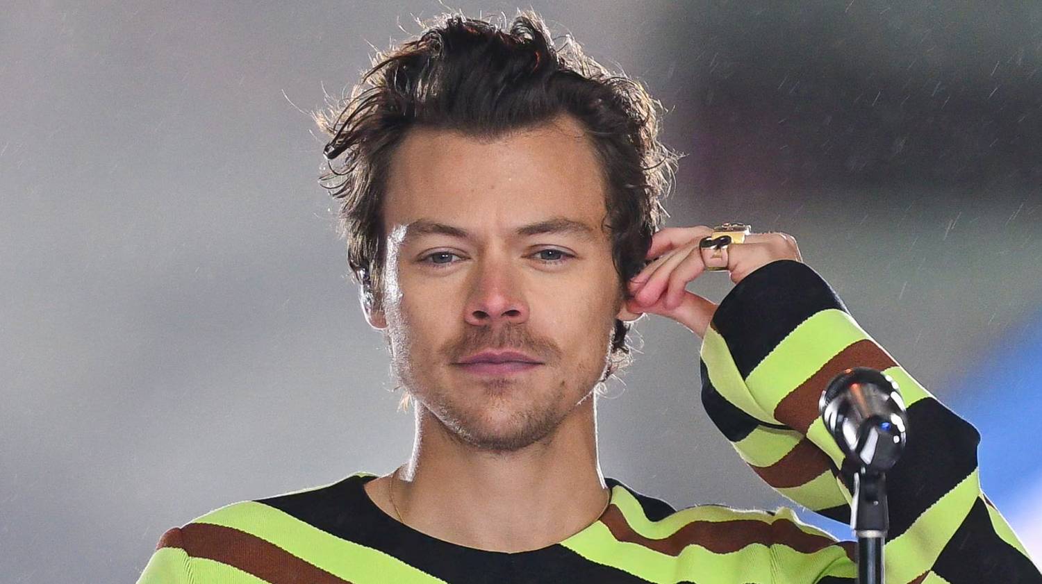 Harry Styles nadrágja a legrosszabb helyen hasadt szét koncert közben