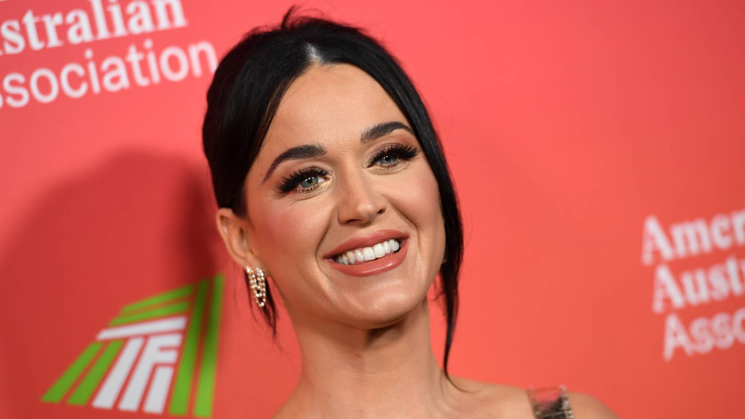 Katy Perry az élő példa arra, hogy nem érdemes fújni párunk exére: így ölelte magához Miranda Kerrt a vörös szőnyegen