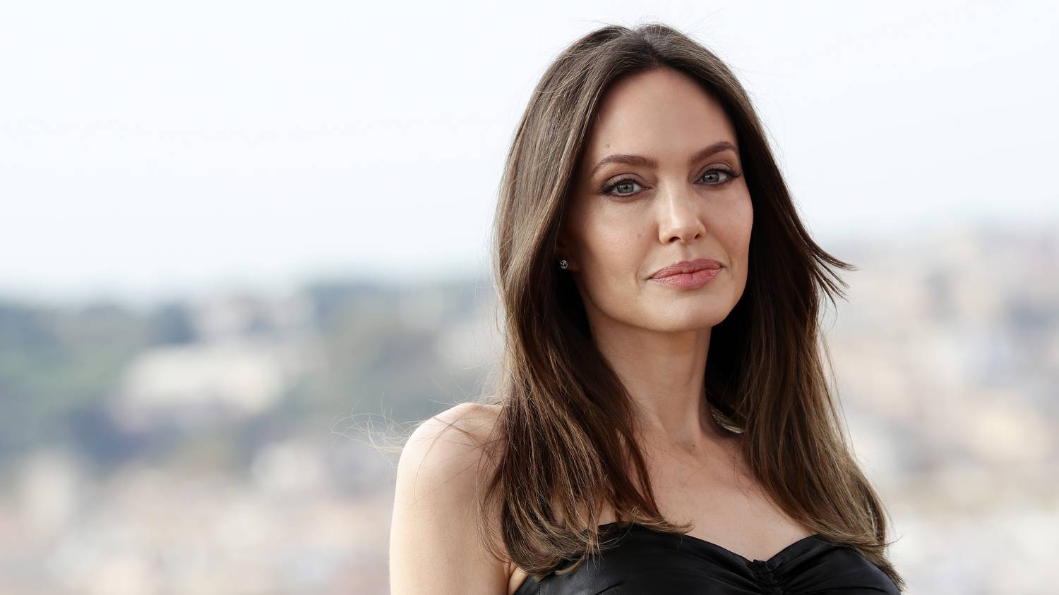 Angelina Joliet a testőrei mentették ki Párizsban és egyéb lesifotók