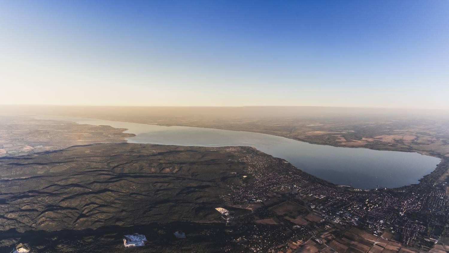 Több mint hatezer méter magasból készült fenséges fotó a téli Balatonról