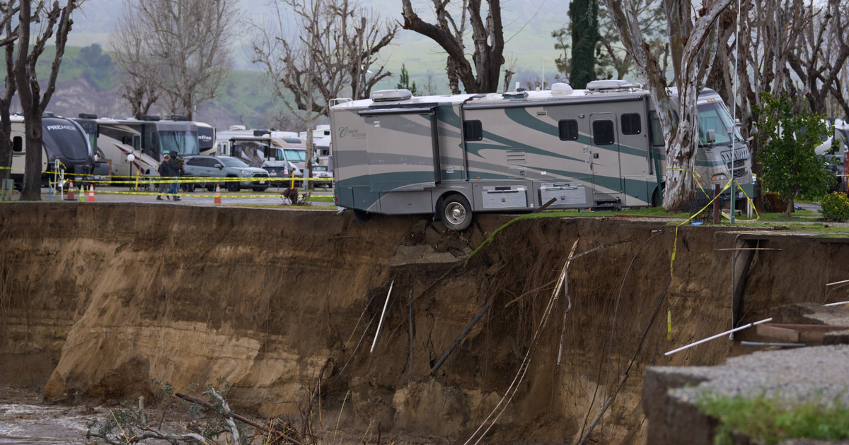 Index – Outside – A caravan fell into a river in California during a storm
