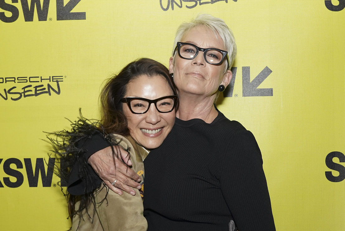 Jamie Lee Curtis megcsókolta Michelle Yeoh-t a SAG-on