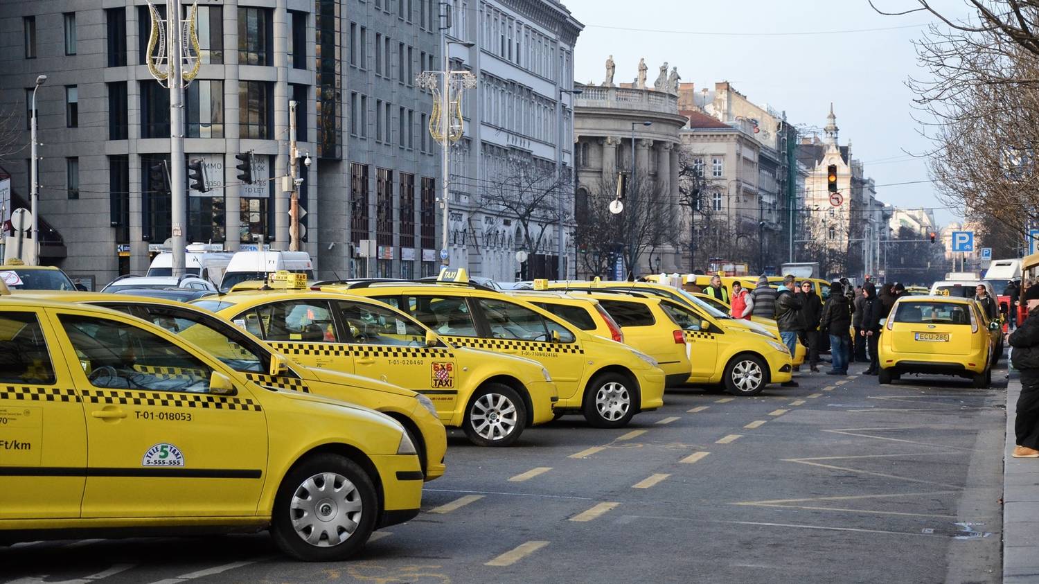 Tovább drágul a taxizás Budapesten, de a taxisok így is elégedetlenek