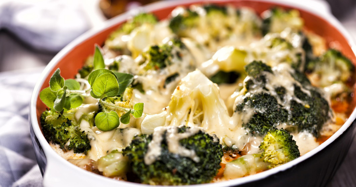 Tepsiben sült brokkoli és karfiol sűrű szósszal: laktató és egészséges ebéd