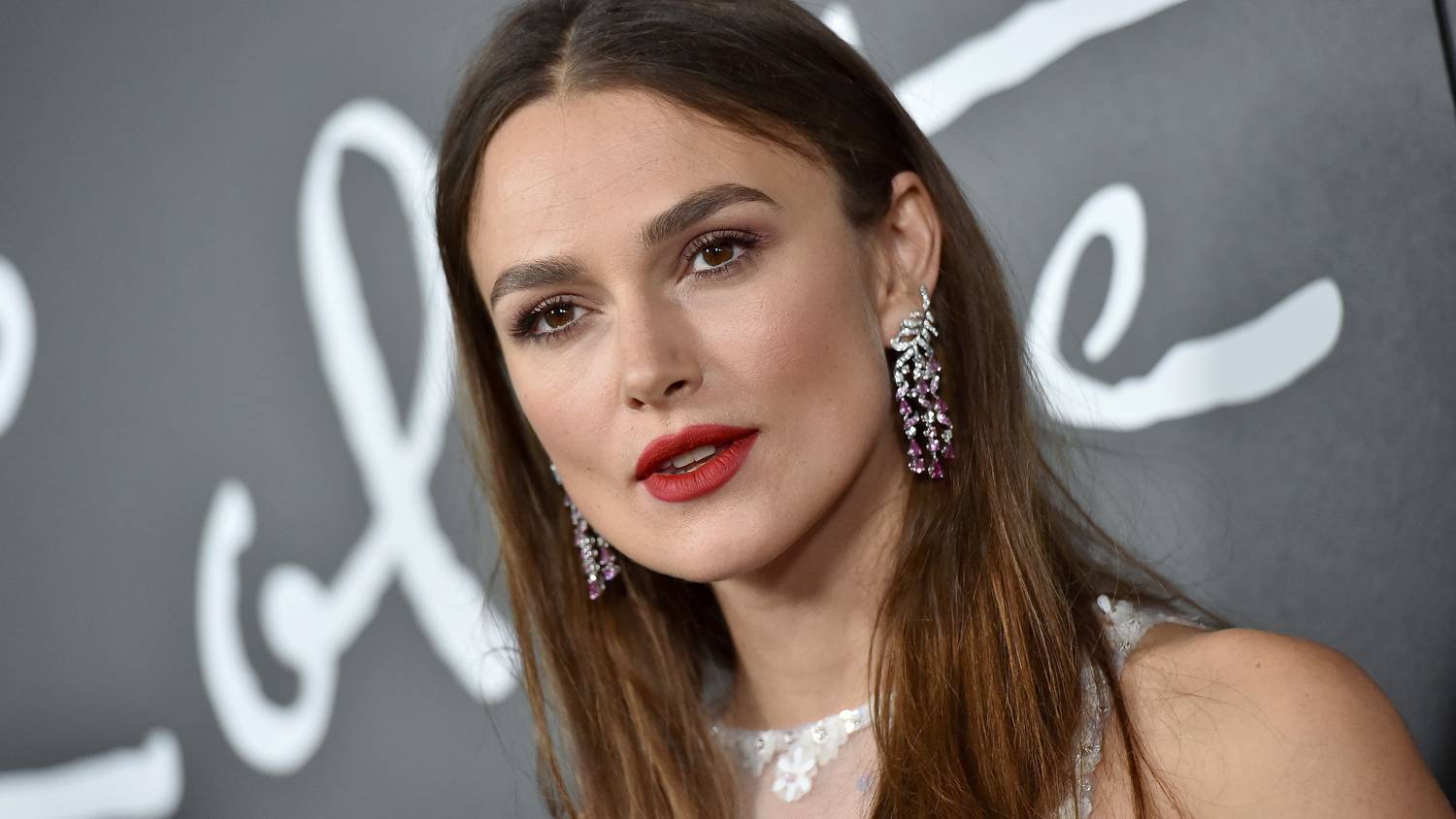 Keira Knightley bokáját kishíján kitörte a magassarkúja és egyéb lesifotók