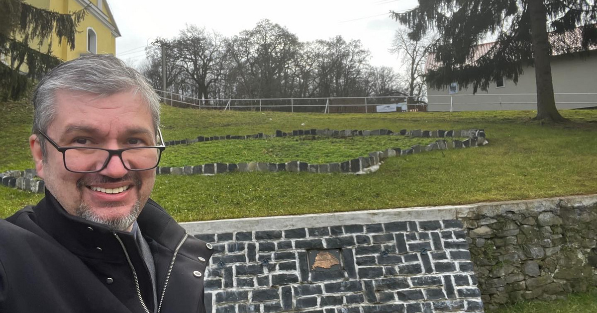 Hadházy Ákos bemutatja, hogy néz ki a 20 millió forintból épült emlékmű Somoskőújfalun