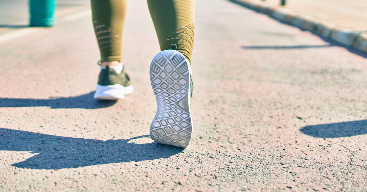 Estimula la función cerebral y reduce el dolor de espalda: ¿Alguna vez has probado a caminar así?  – salud