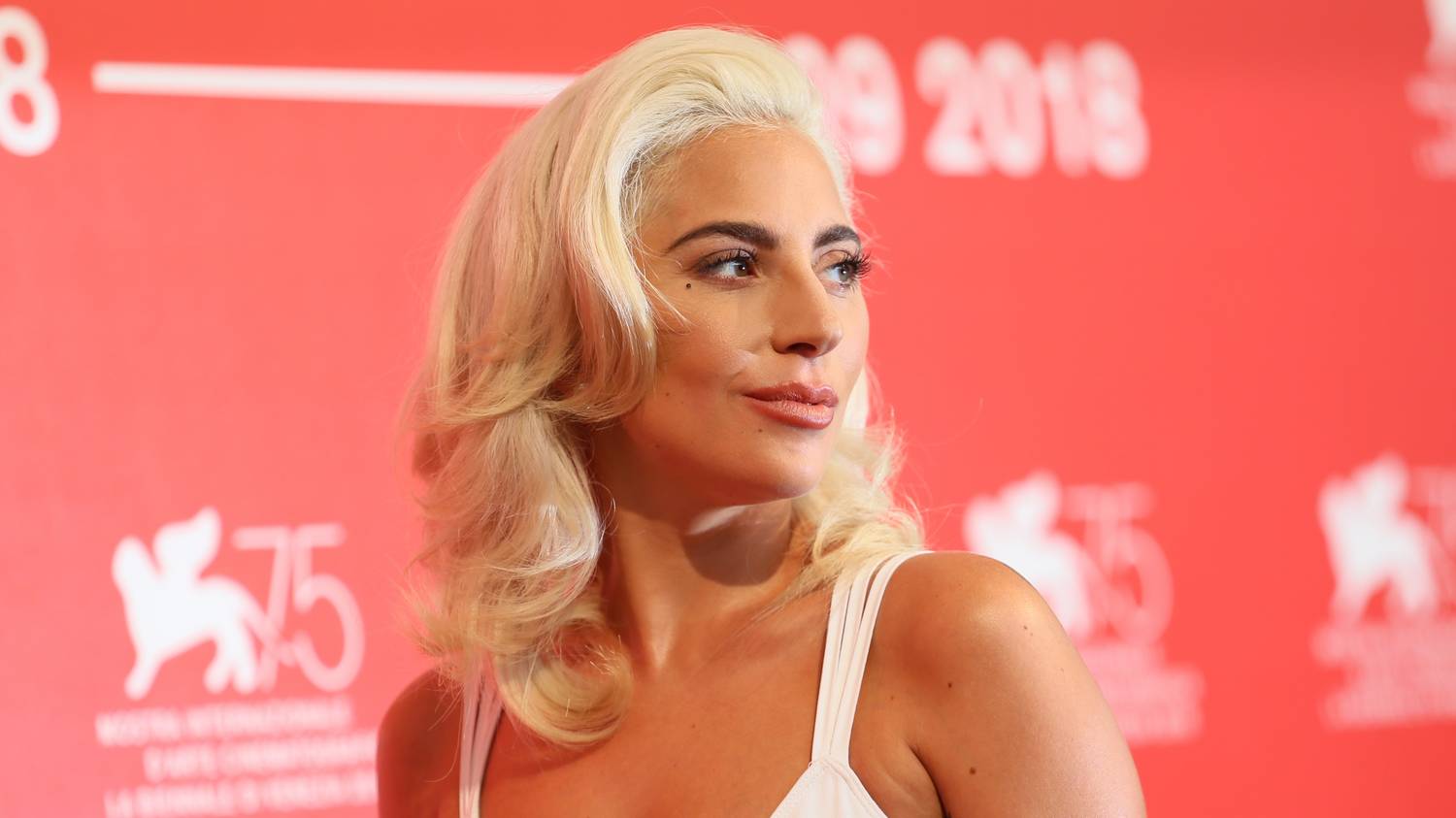 Lady Gaga egy nővel csókolozott a Joker második részének forgatásán és egyéb lesifotók