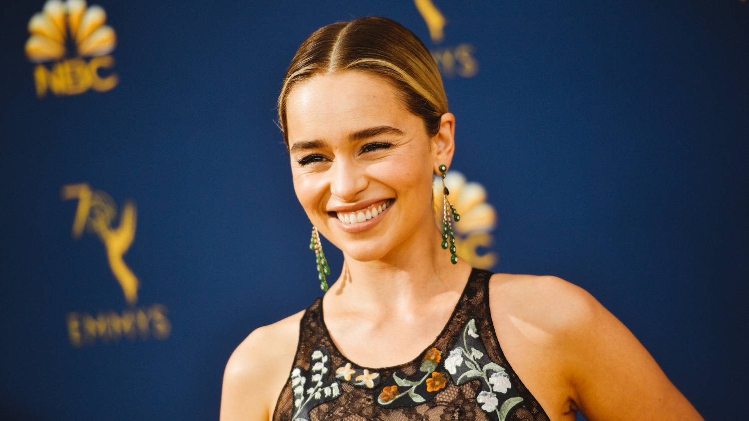 Ezért sírta el magát az intim jelenetek előtt Emilia Clarke a Trónok harca forgatásán