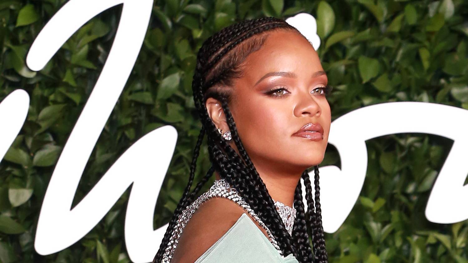 Rihanna nagy dobásra készül, 12 órát dolgozott a stúdióban és egyéb lesifotók