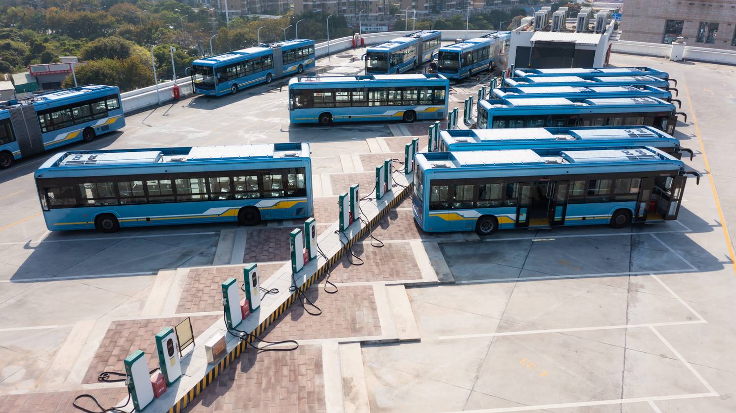 Kétfős személyzet működteti a skót önvezető buszokat