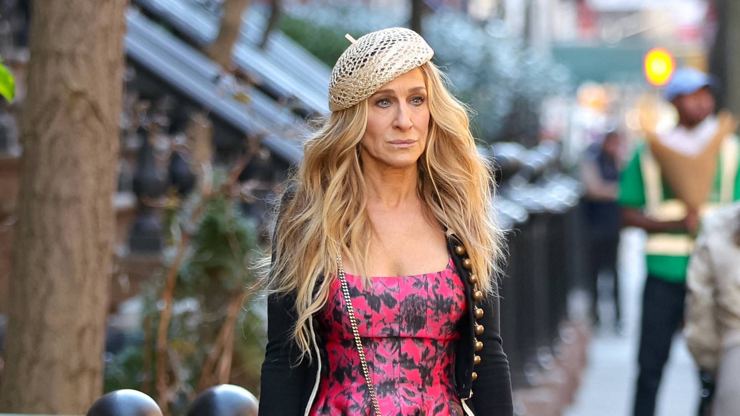 Nőt csókolt egy buliban Sarah Jessica Parker, Azahriah különös módon promózta koncertjét