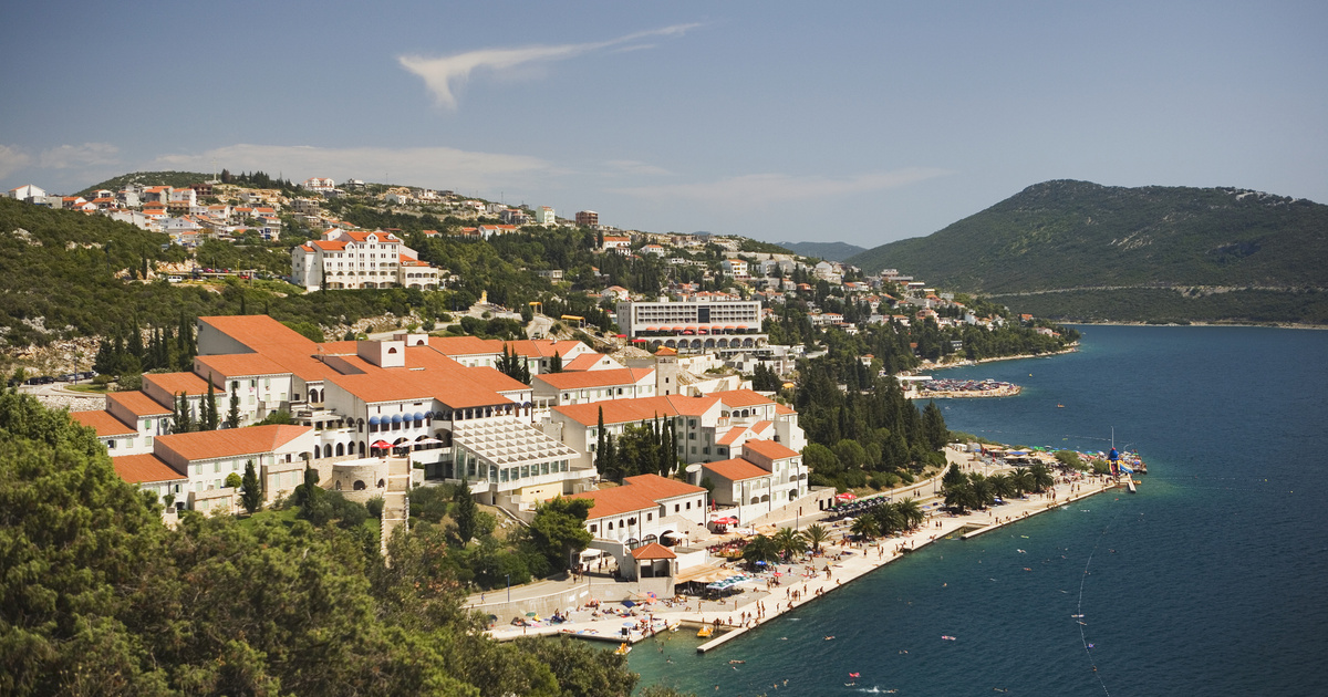 Az aprócska bosnyák tengerpart olcsó, mégis festői szépségű: Horvátországból könnyen elérhető