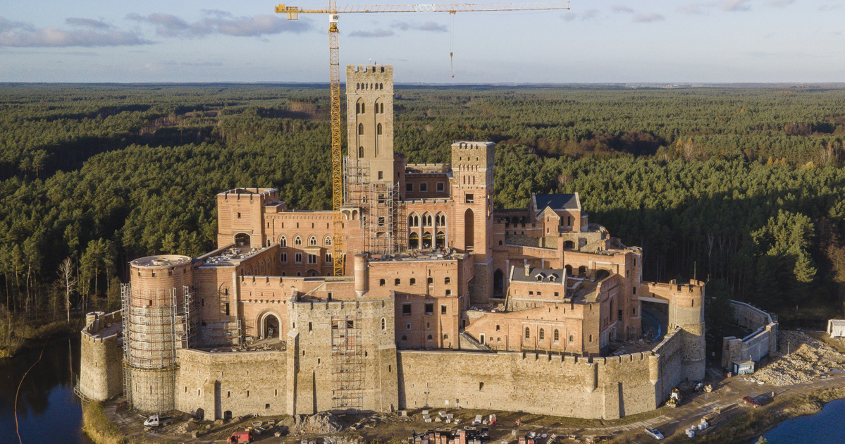 Índice – Cultura – Dos jóvenes multimillonarios han construido ingeniosamente el castillo más grande de Polonia