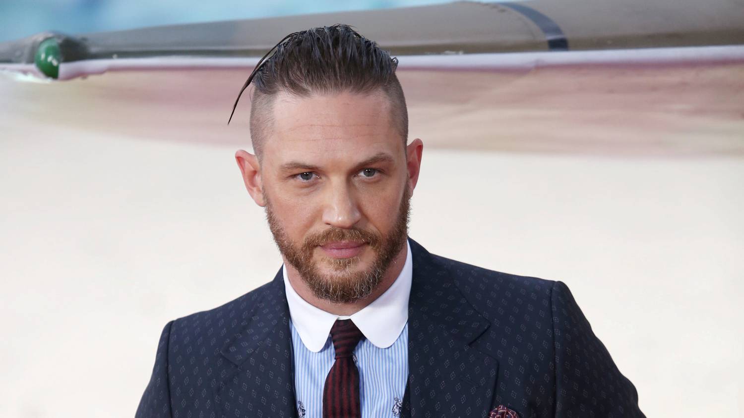 Gumiférfit mintáz Tom Hardyról egy intim játékszereket gyártó cég