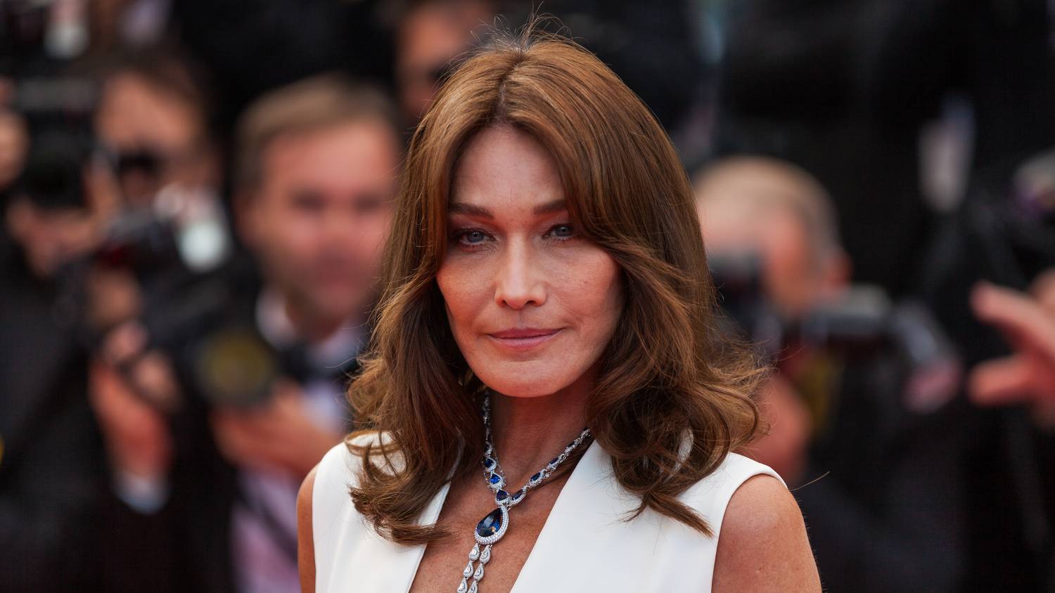 Minden tekintet magára vont az 55 éves Carla Bruni átlátszó ruhája