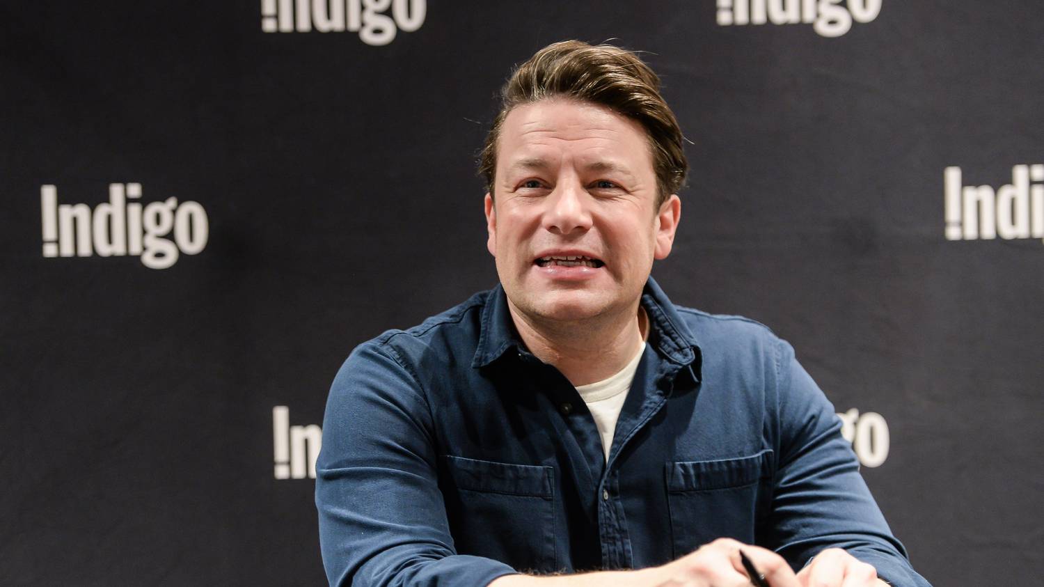 Jamie Oliver befogadott két menekült családot