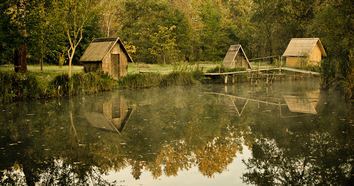 Sződliget’s unique treasure is called a fairy tale – the beach is surrounded by wooden huts with fairy tales – Travel