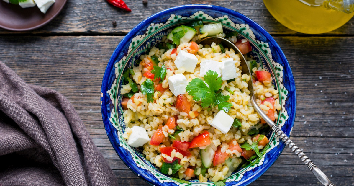 Kiadós görög saláta bulgurral dúsítva: így készítve teljes értékű ebéd