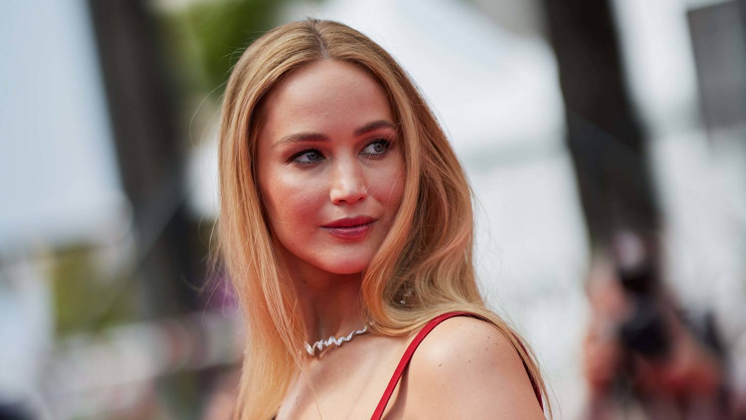 Jennifer Lawrence papucsban lépett a vörös szőnyegre