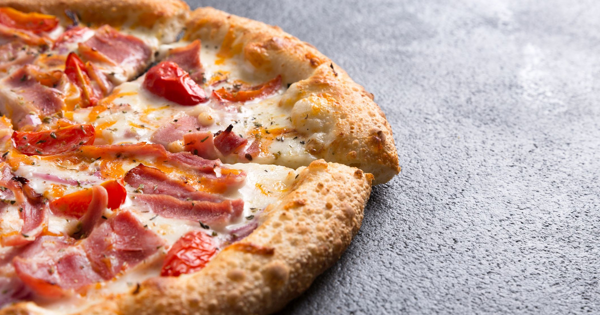 Sonkás-sajtos pizza egyszerű kelt tésztából: tökéletes ebéd gyereknapra