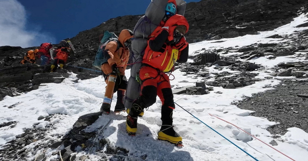 A halálzónából mentettek ki egy hegymászót Mount Everesten