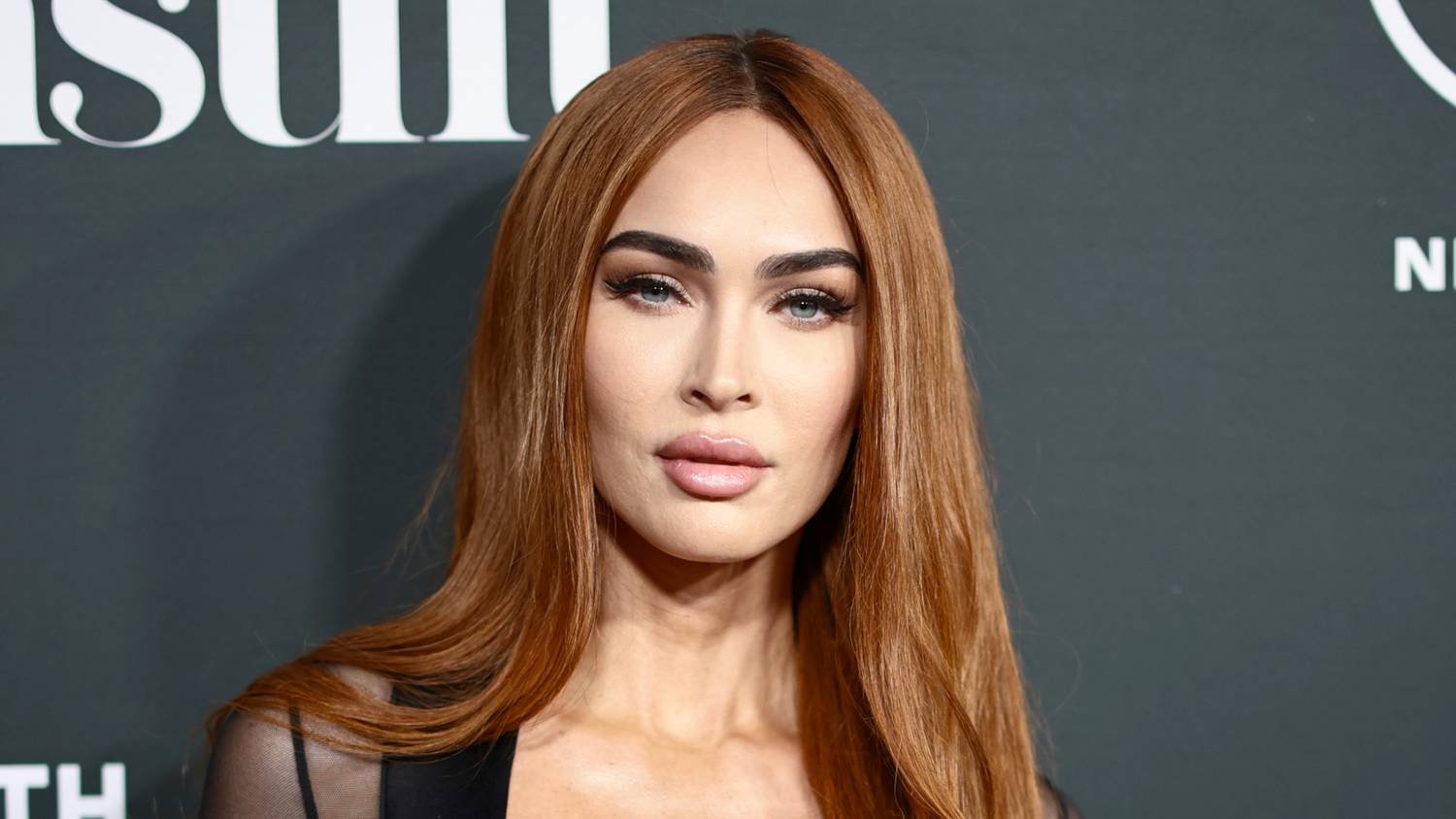 Megan Fox kistáskával próbált elrejtőzni a kamerák elől, miniruhája miatt mégis mindenki őt figyelte