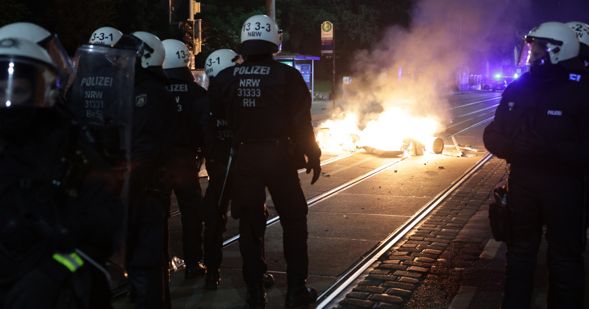 Index – Outside – A fierce police operation took place in Leipzig, attacking Antifa with fireworks