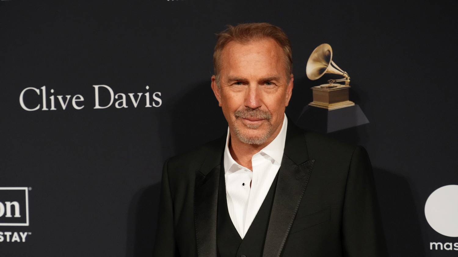 Válási csata: Kevin Costner így próbálja elüldözni exfeleségét a tengerparti luxusvillájából