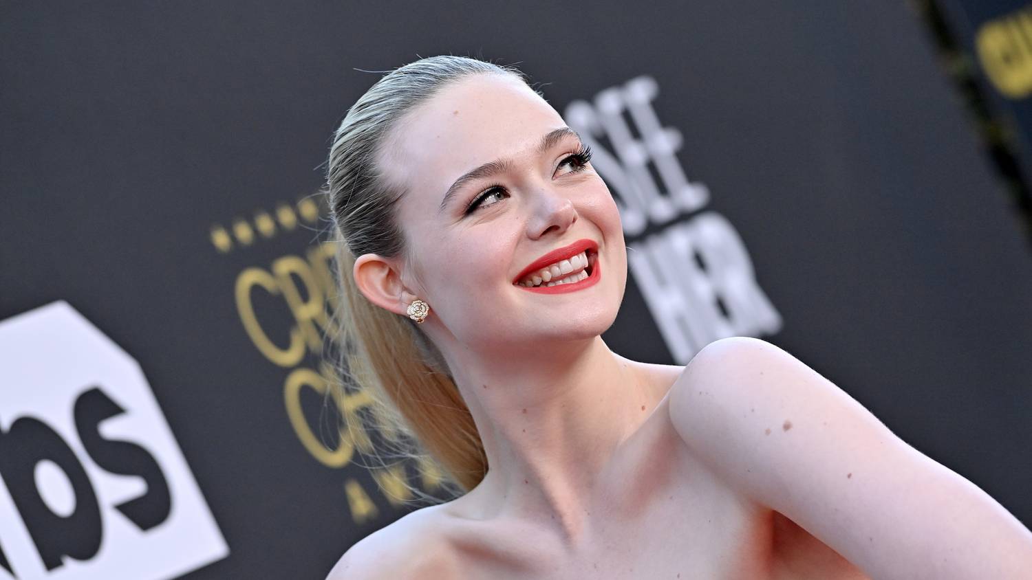 Durván leégett Elle Fanning, a Demóna-filmek sztárja