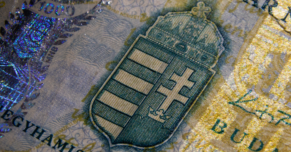 Did the Pope donate the double cross of Saint Stephen?  Where does the oldest Hungarian coat of arms come from?