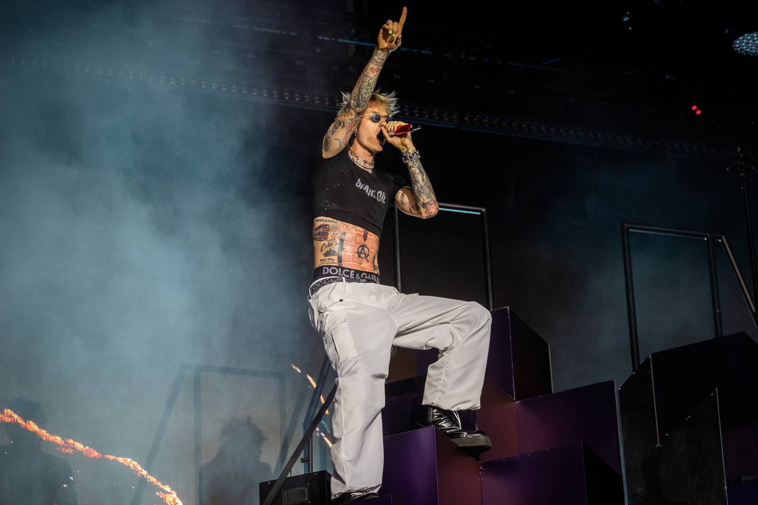 Machine Gun Kelly megütötte egy rajongóját a koncertjén