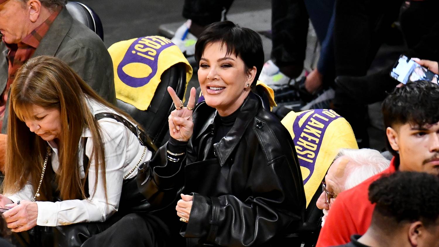 Valóra vált rémálom: szanaszét állnak Kris Jenner orrában a csontok