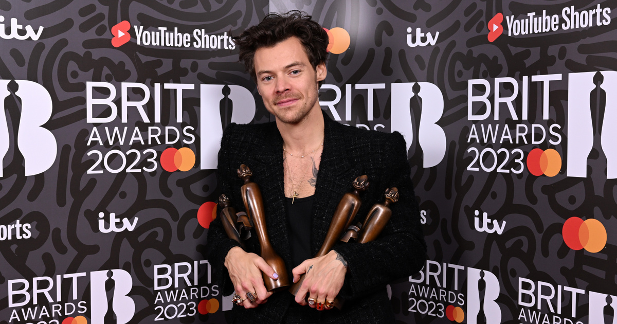 Harry Styles-t öltözködés közben fotózták le a backstage-ben