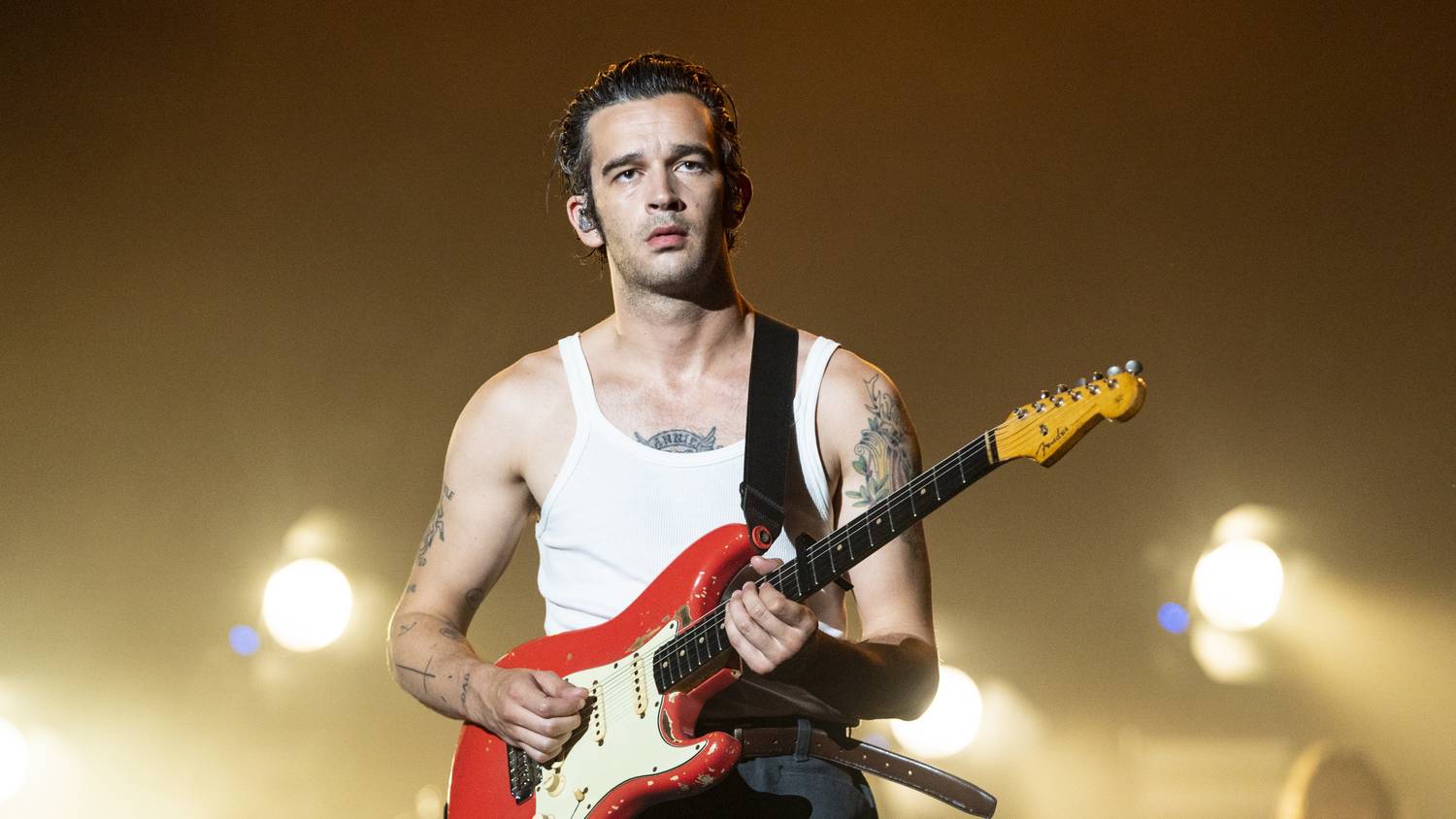 Matty Healy lesmárolta a gitárosát: közel egymilliárd forintos bírsággal sújtanák