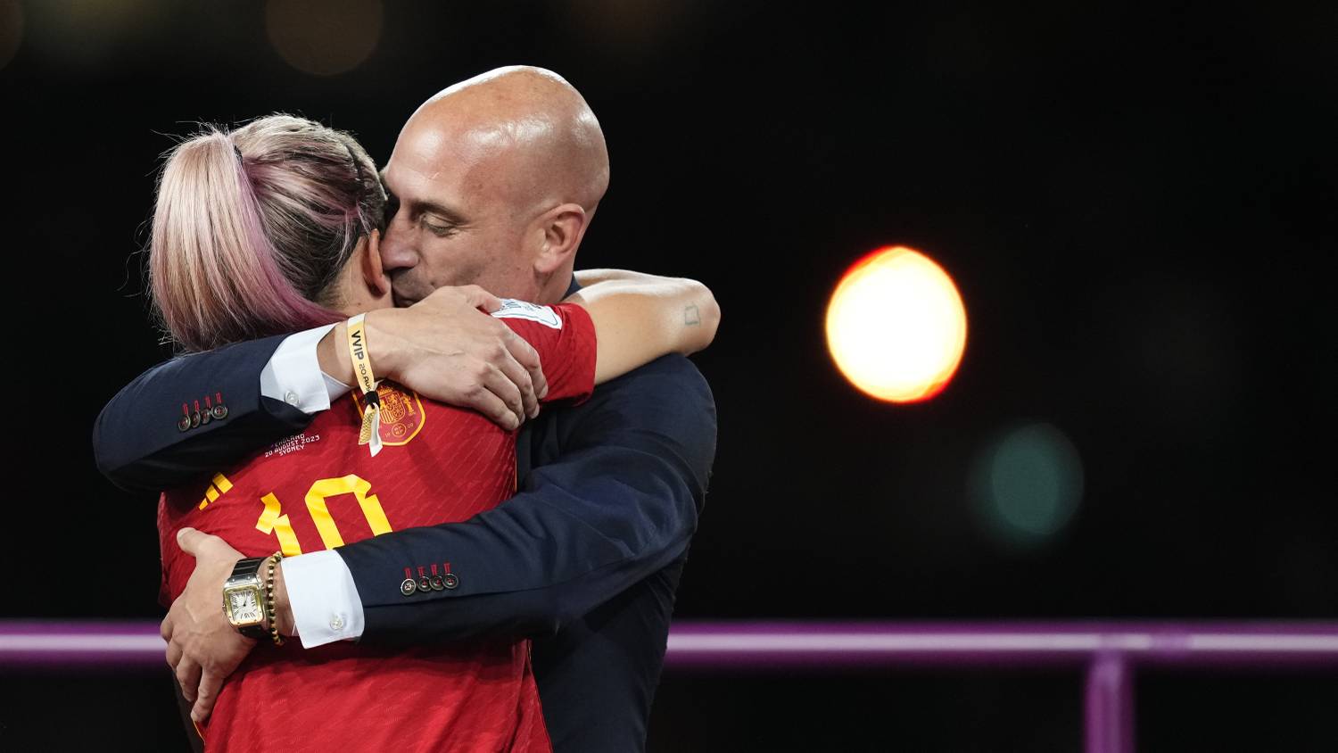 Balhé a díjátadón: a FIFA vizsgálatot indít a spanyol szövetség elnöke ellen, aki szájon csókolta a futballista hölgyet