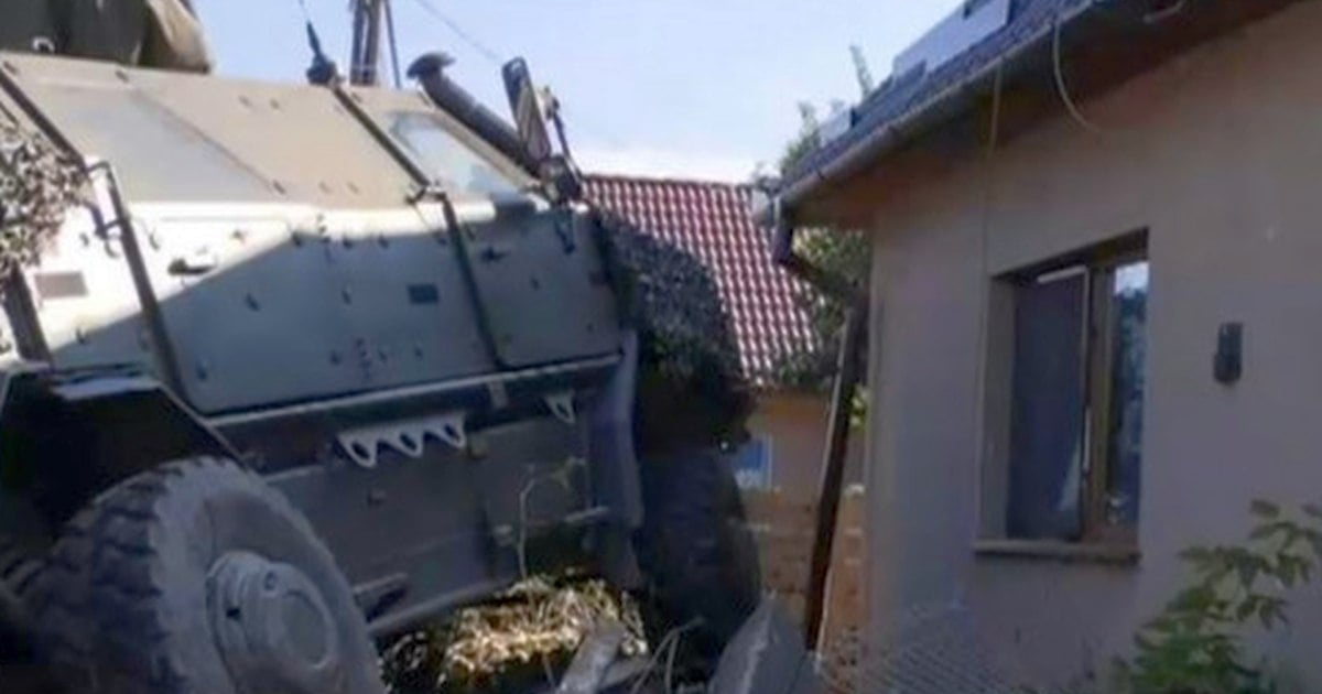 A NATO harcjárműve szakította át egy kovásznai ház kerítését